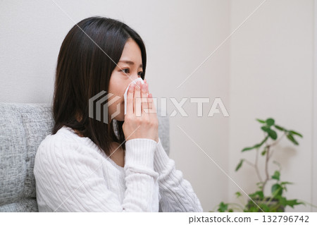 特寫鏡頭：一名女子用紙巾擤鼻涕 132796742