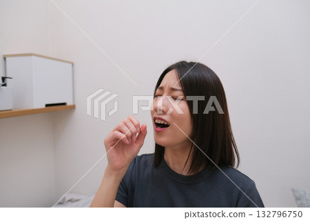 一個女人打噴嚏 一個女人打噴嚏 132796750