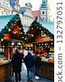 人們在聖誕市集玩耍 132797051