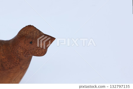 A small bird figurine that makes use of the shape of tree roots A small bird figurine that makes use of the shape of tree roots 132797135