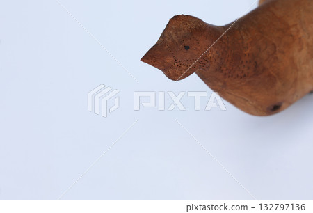 一個利用樹根形狀製作的小鳥擺飾 一個利用樹根形狀製作的小鳥擺飾 132797136