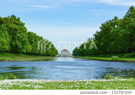 德國慕尼黑市中心的寧芬堡宮花園 132797204