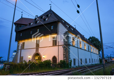 日落後鐵路沿線建築的景色 132797319