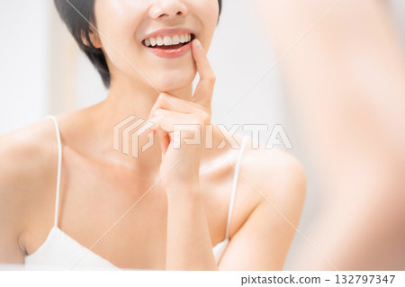 對著鏡子欣賞你美麗的牙齒－想像牙齒矯正和美白的效果 132797347