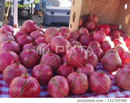 Farmers Market Scene 132797360