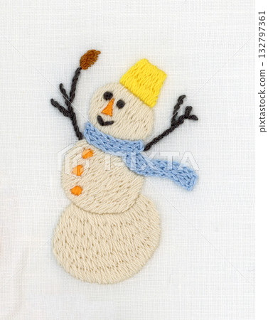 戴著藍色圍巾的三層刺繡雪人 戴著藍色圍巾的三層刺繡雪人 132797361
