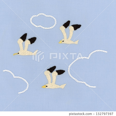繡有三隻海鷗和雲朵的圖案 132797397