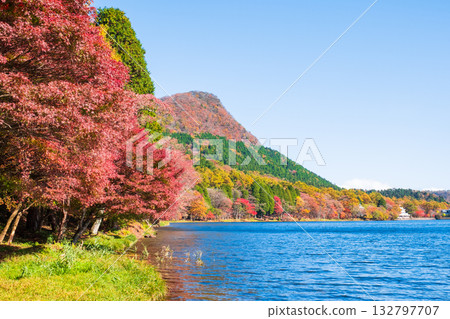 榛名山、榛名湖、烏帽岳（秋季） 132797707