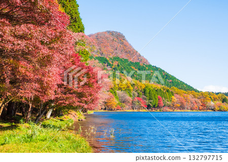 榛名山、榛名湖、烏帽岳（秋季） 132797715