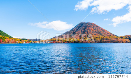 榛名山、榛名湖、榛名山富士（秋季） 132797744