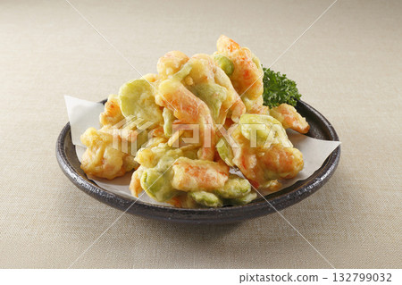 Sweet shrimp and broad bean tempura 132799032