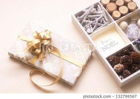 Merry Christmas in French: Joyeux Noël 132799567