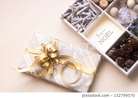 Merry Christmas in French: Joyeux Noël 132799570