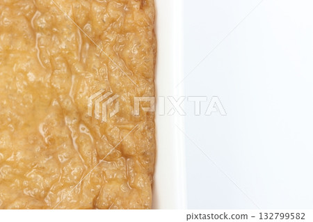 白色背景上的一個白色盤子和美味的炸豆腐靜物畫 132799582