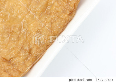 簡潔的白色背景突顯了炸豆腐這種日本料理的魅力。 132799583