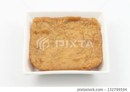 一張極簡風格的白色背景照片,畫面中是炸豆腐。 一張極簡風格的白色背景照片,畫面中是炸豆腐。 132799584