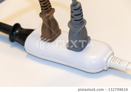 插頭插入電源插座 插頭插入電源插座 132799616