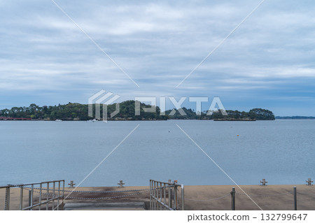 從宮城縣松島町的松島海岸眺望松島 132799647