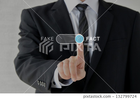 一名身穿西裝的男子正在核實和確認事實 一名身穿西裝的男子正在核實和確認事實 132799724