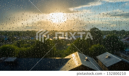 雨後陽光普照,窗玻璃濕漉漉的。 雨後陽光普照,窗玻璃濕漉漉的。 132800210