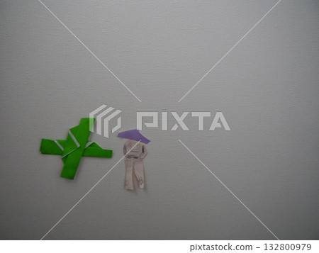 牆上貼著一張孩子摺的綠色摺紙。 132800979