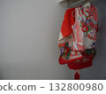 Hanging up the kimono for the Shichi-Go-San ceremony for three-year-olds 132800980