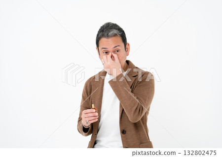 商務休閒場合，中年男子，眼睛疲勞 132802475