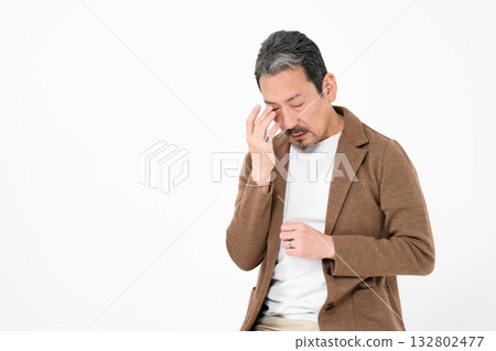 Casual business, middle-aged man, eyestrain Casual business, middle-aged man, eyestrain 132802477