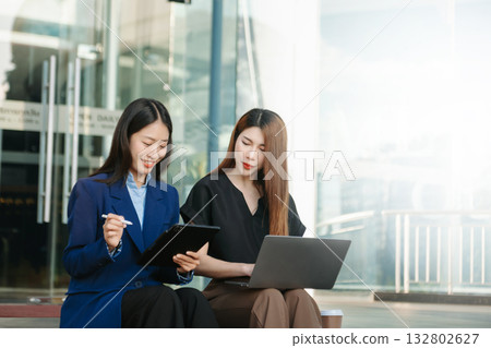 Young Asian business team creative businesspeople coworker, teamwork celebrating achievement and in planning design 132802627