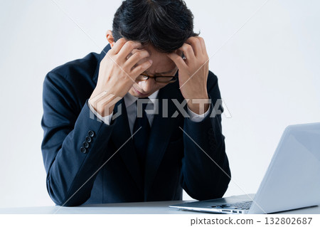 拿著在個人計算機前面的商人一個頭 132802687