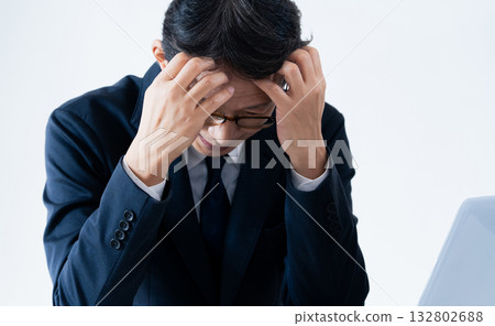 拿著在個人計算機前面的商人一個頭 132802688