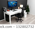一個配有大型電腦桌和聖誕裝飾品的工作空間 132802732