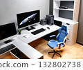辦公工作區有辦公椅和電腦設備 132802738
