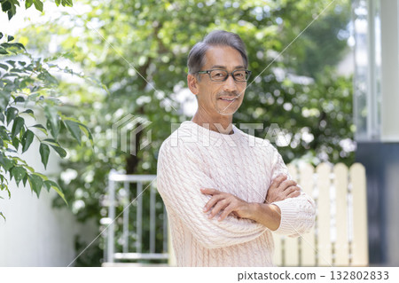 一名60多歲的男子對著鏡頭微笑 132802833