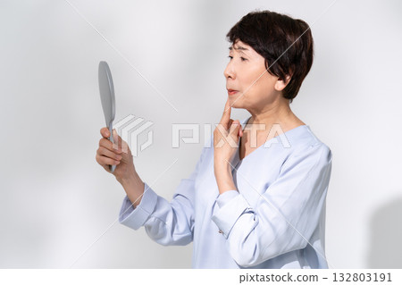 照鏡子的老婦人，擔心 132803191