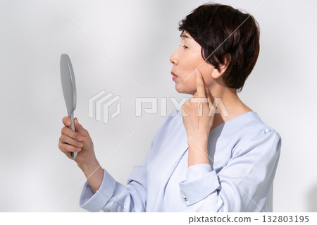 照鏡子的老婦人，擔心 132803195