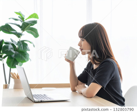 一位女士在明亮的房間裡使用筆記型電腦 | 遠距辦公/在家辦公圖片 132803790