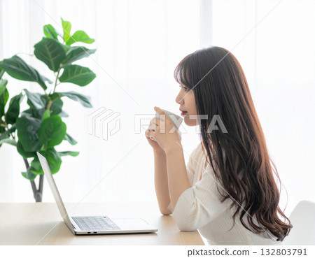 女人一邊工作一邊喝咖啡 | 在家工作/自由工作者的早晨 132803791