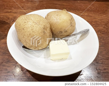 盤子裡擺著看起來很美味的馬鈴薯和奶油。 盤子裡擺著看起來很美味的馬鈴薯和奶油。 132804425