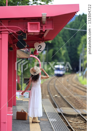 一位女士送別火車。 一位女士送別火車。 132804722