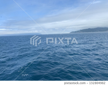 sea seen from the sea 132804982