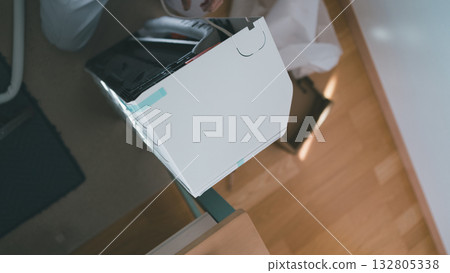 air conditioning, trader, male 132805338