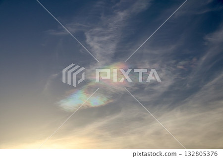 晨曦與絢麗的雲朵 晨曦與絢麗的雲朵 132805376