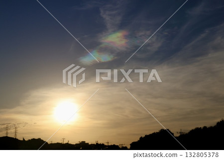 晨曦與絢麗的雲朵 晨曦與絢麗的雲朵 132805378