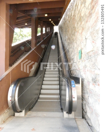 Escalator 132805491