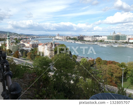 從蓋勒特山眺望多瑙河和布達佩斯 132805707
