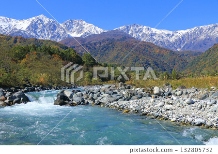白馬三山與三層秋葉 白馬三山與三層秋葉 132805732