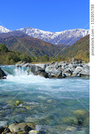 白馬山脈和三層秋葉 132805788