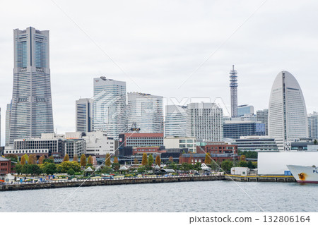陰天下的橫濱港未來城市景觀 陰天下的橫濱港未來城市景觀 132806164