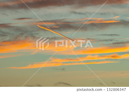 夕陽染紅的凝結尾跡 a-1-1 夕陽染紅的凝結尾跡 a-1-1 132806347